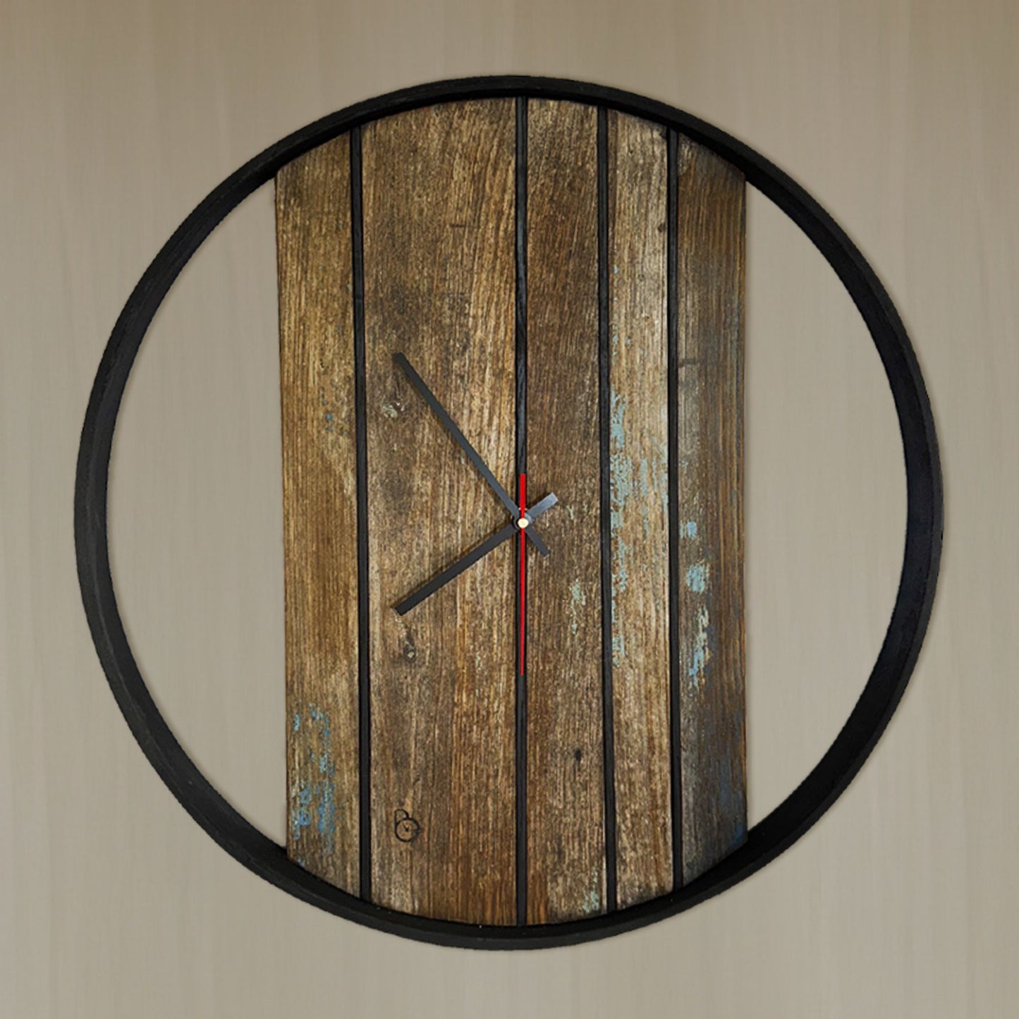 Orologio da parete in legno antico recuperato con dettagli di vernice originale e inserti in tiglio laccato nero, cerchio stratificato nero per un design sofisticato e unico.