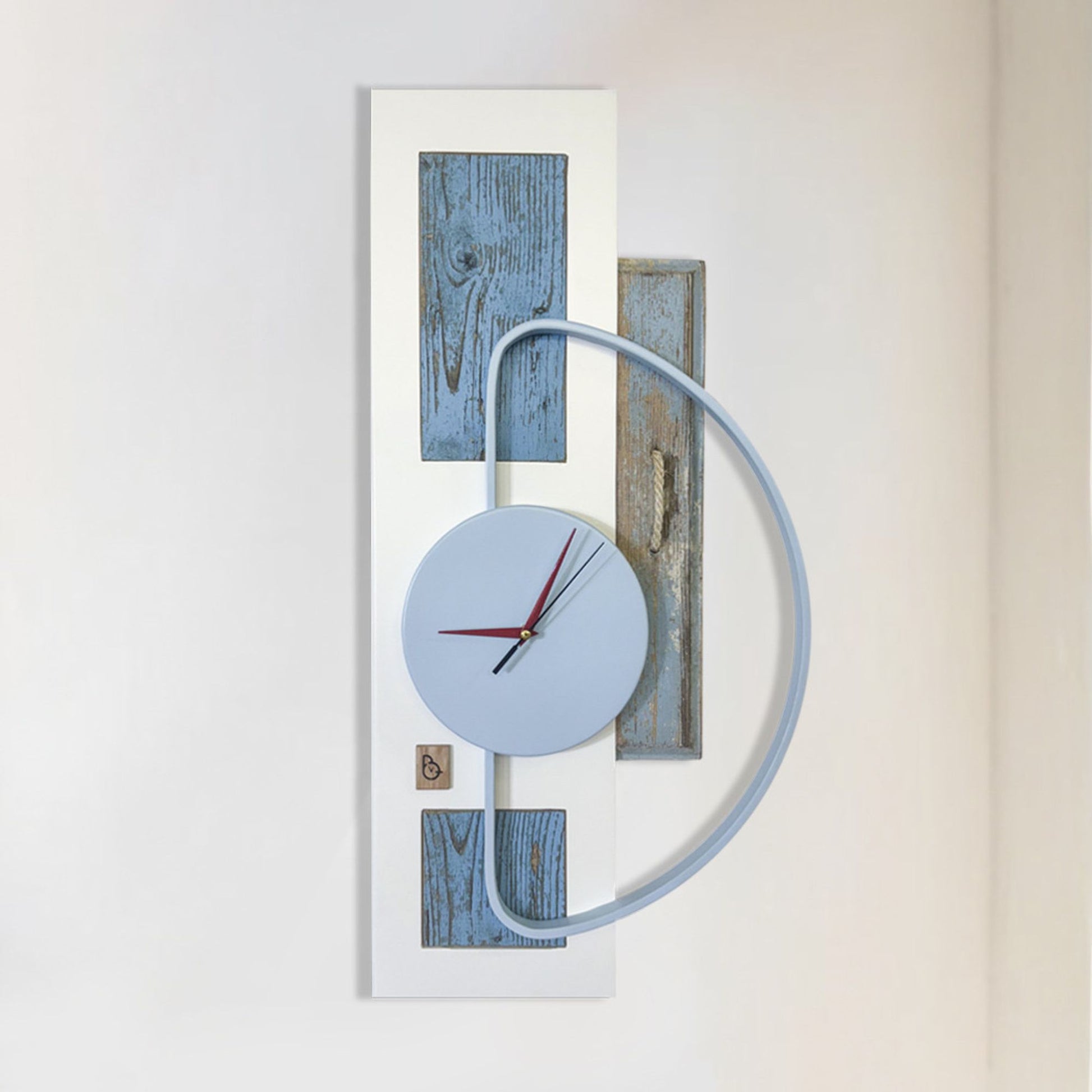 Orologio da parete artigianale in legno con inserti azzurri e design verticale – Tempo d’Onda