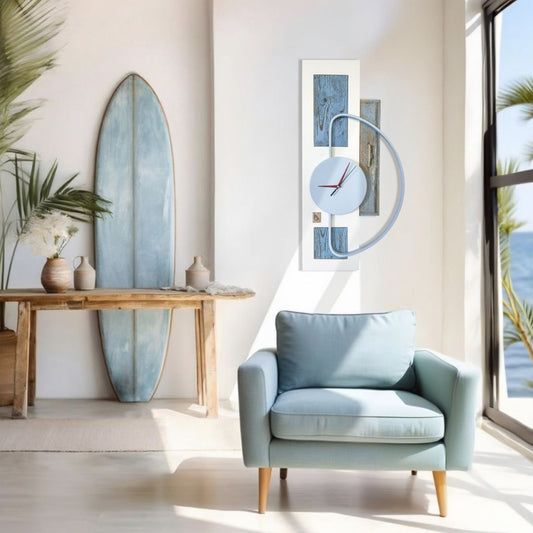 Orologio in legno fatto a mano in stile coastal su parete luminosa con poltrona azzurra – Tempo d’Onda