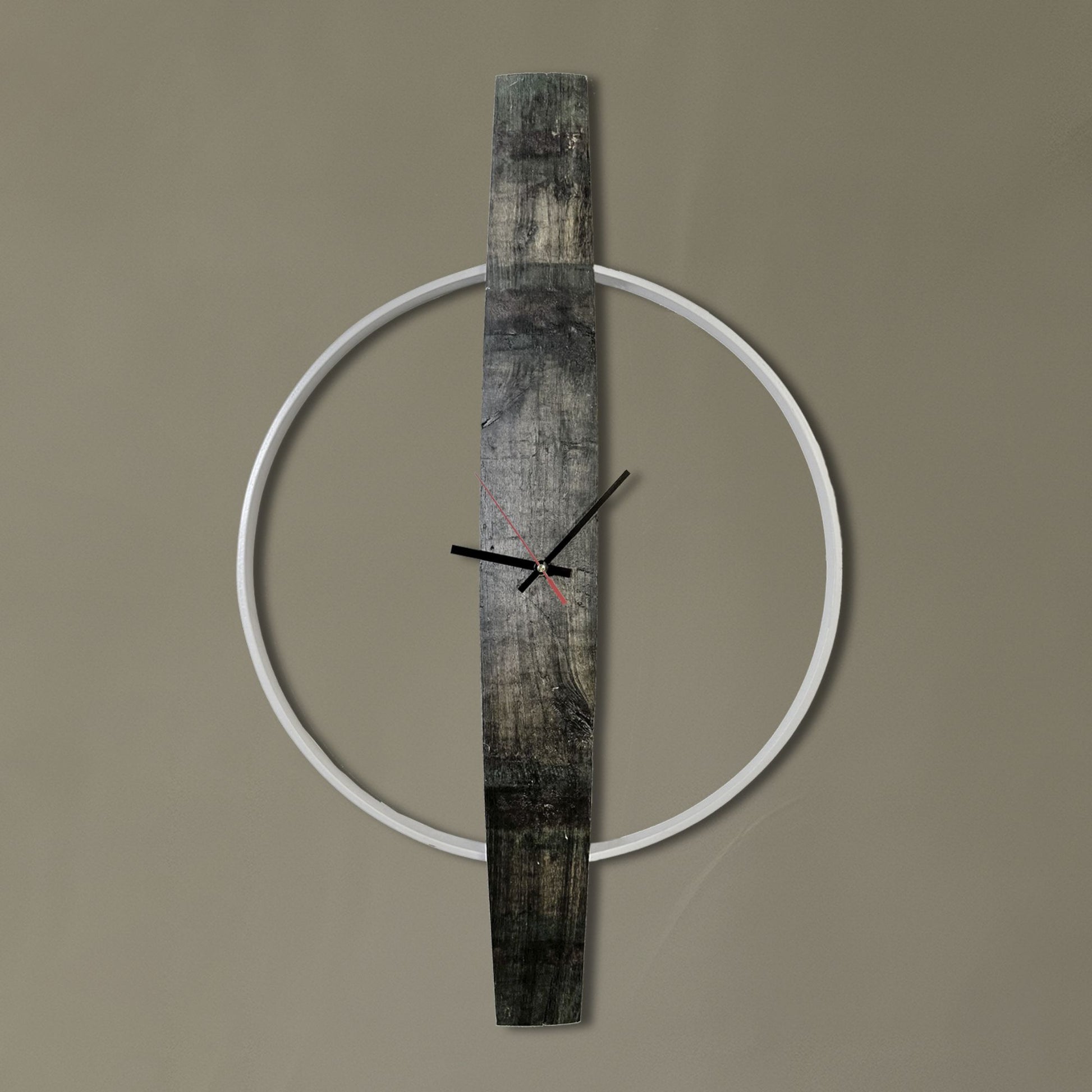 Orologio da parete artigianale “Essenza” con doga di rovere riciclata e cerchio in legno di Tanganika. Complemento d’arredo di design.