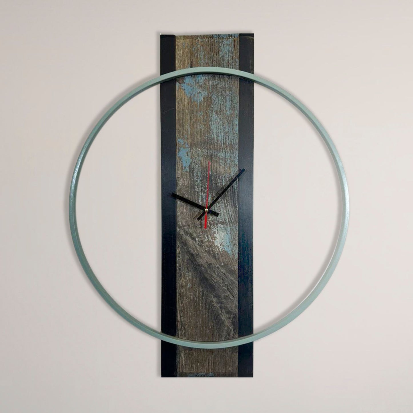 Orologio “Eternità” con elemento centrale in legno riciclato e cerchio in Tanganika, dettagli di vernice originale.