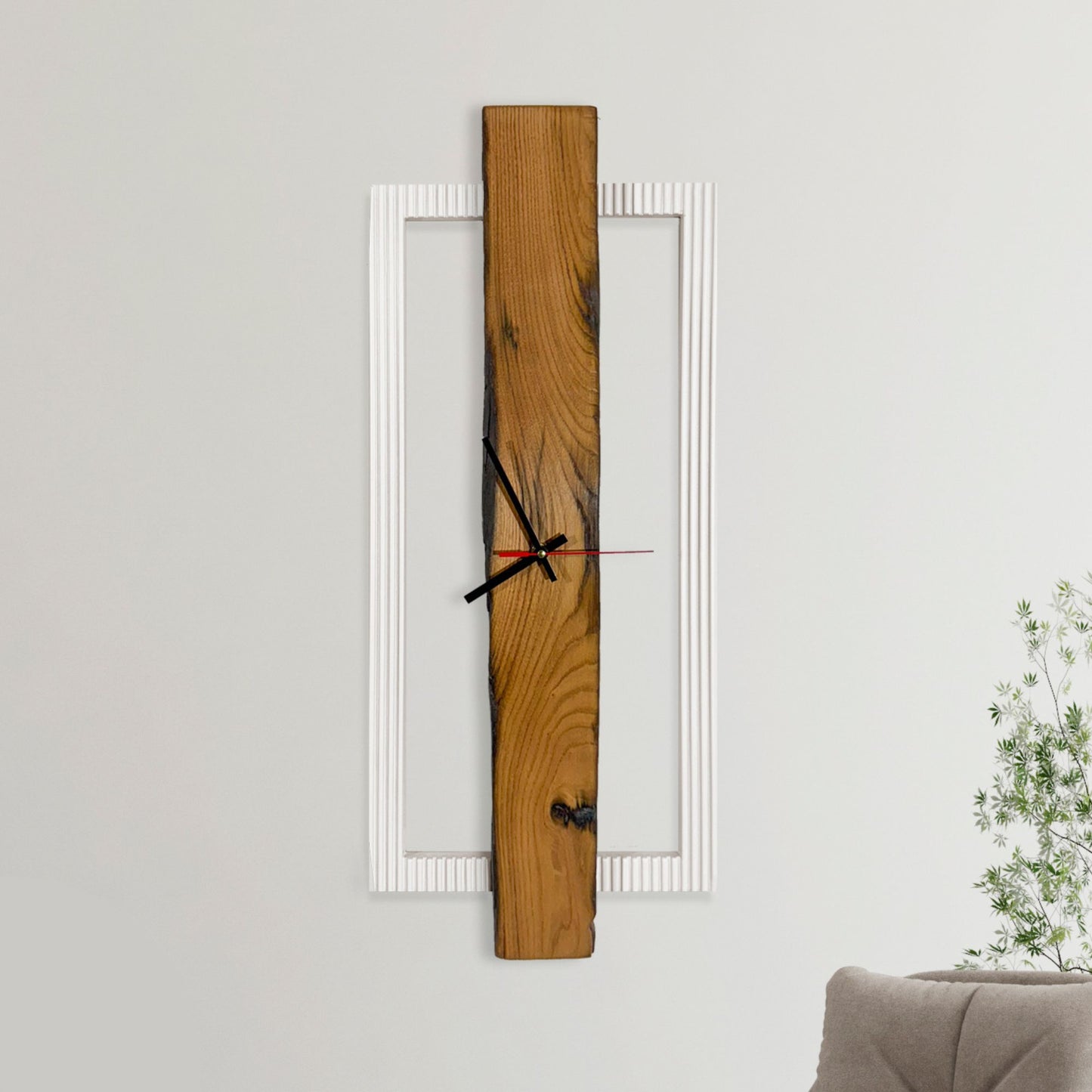 Orologio da parete “Riflesso” con travetto in castagno e struttura geometrica in legno bianco. Design minimal e raffinato.