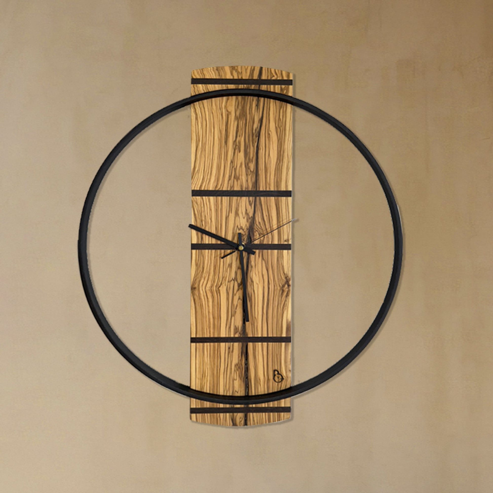 Orologio da parete artigianale in legno di olivo con inserti in Wengé e cerchio in legno stratificato. Design elegante e raffinato, perfetto per ambienti moderni e minimalisti.